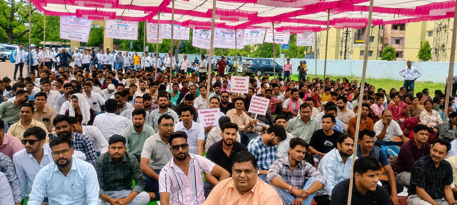 व्यावसायिक प्रशिक्षकों का विरोध प्रदर्शन