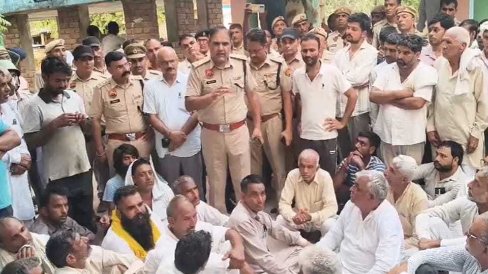 एसपी सुमित कुमार मनीषा के पिता संजय को आश्वासन देते हुए