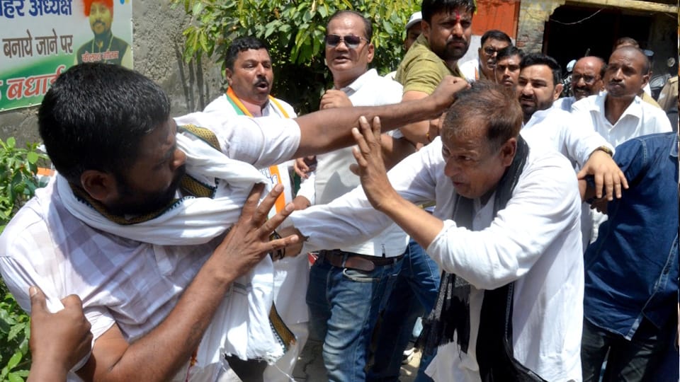 Up:राष्ट्रीय सचिव के सामने कांग्रेसियों में मारपीट, जमकर जूतम-पैजार,  कार्यकर्ताओं में टकराव; सामने आया वीडियो - Congress Workers Clash In Front  Of National ...
