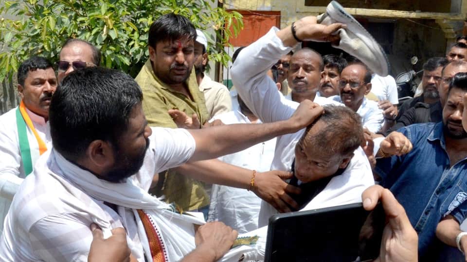 Congress Workers clash in front of National Secretary In Aligarh Video surfaces