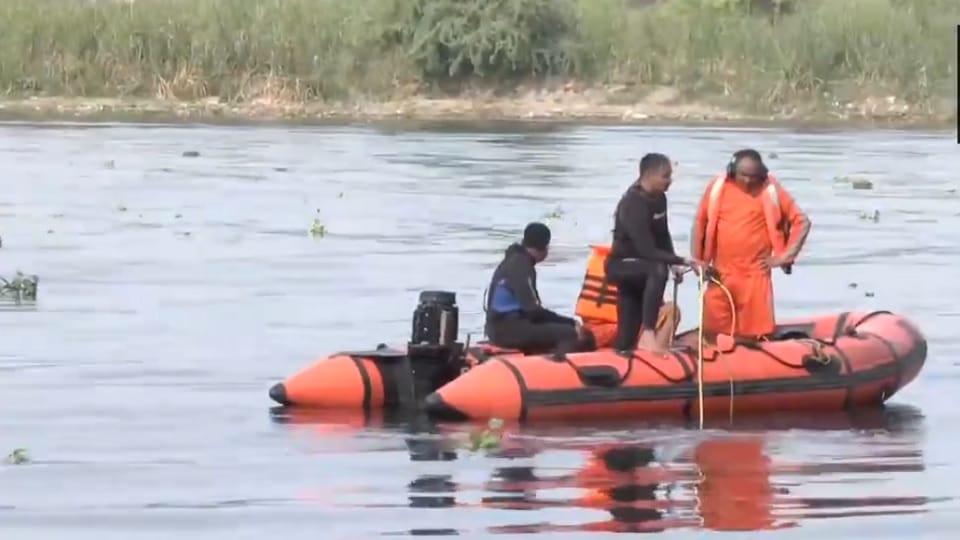 Man jumps into Yamuna from Delhi Noida Direct flyover
