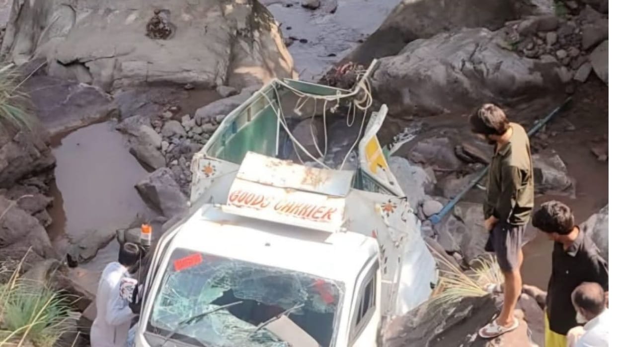 5 Injured as Goods Carrier Vehicle Rolls Down into Deep Gorge