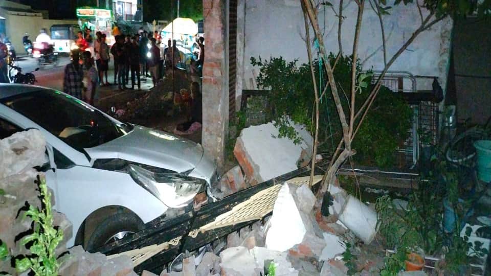 Speeding Car Crashes Into SGST Officer's House Wall in Agra, Airbags Save Two Occupants