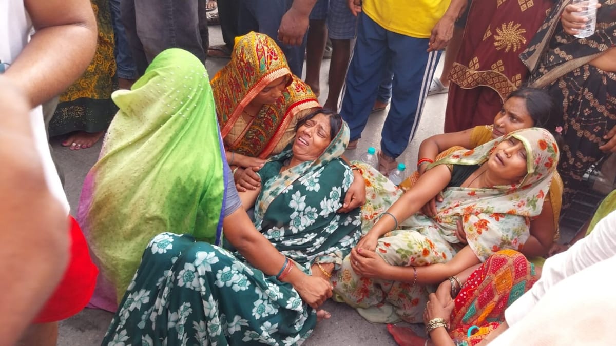 Varanasi News:आम लदी डीसीएम की चपेट में आने से बुजुर्ग की मौत, बेटा गंभीर;  नाराज लोगों ने किया चक्काजाम - Elderly Man Dies After Hit By Mango-laden Dcm  Truck Son Critically Injured