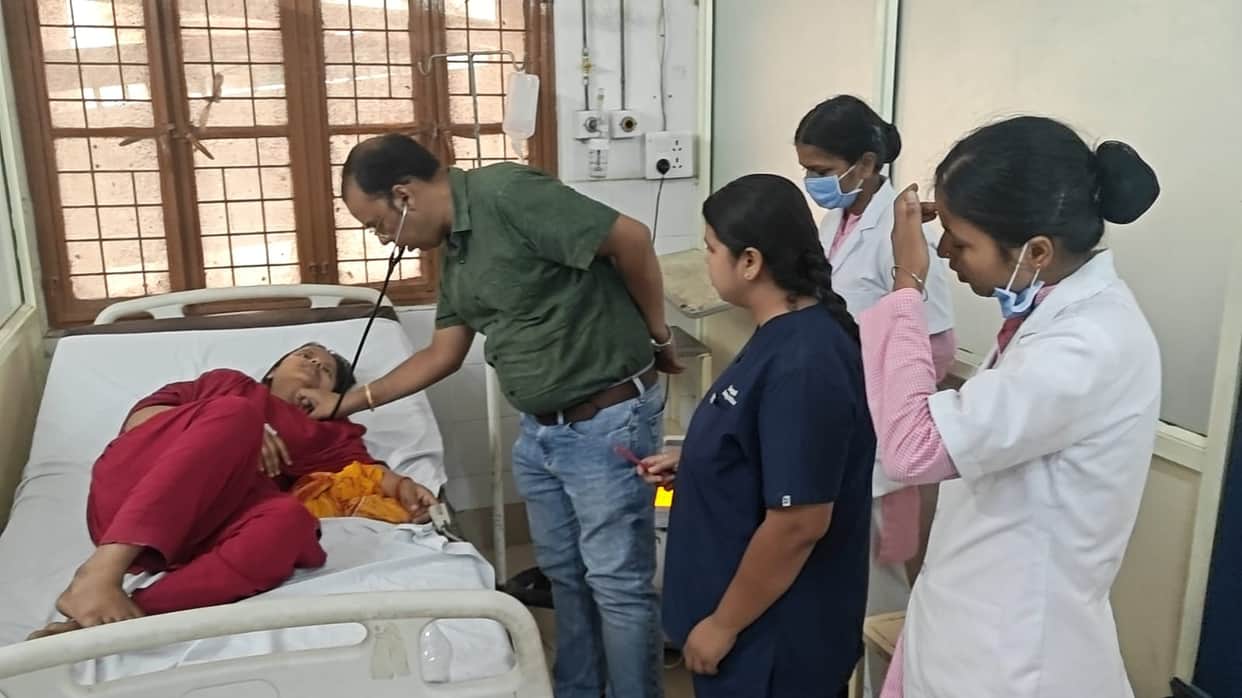 Snake Bites 19 year old girl Sleeping on Floor Undergoing Treatment at Mela Hospital haridwar News