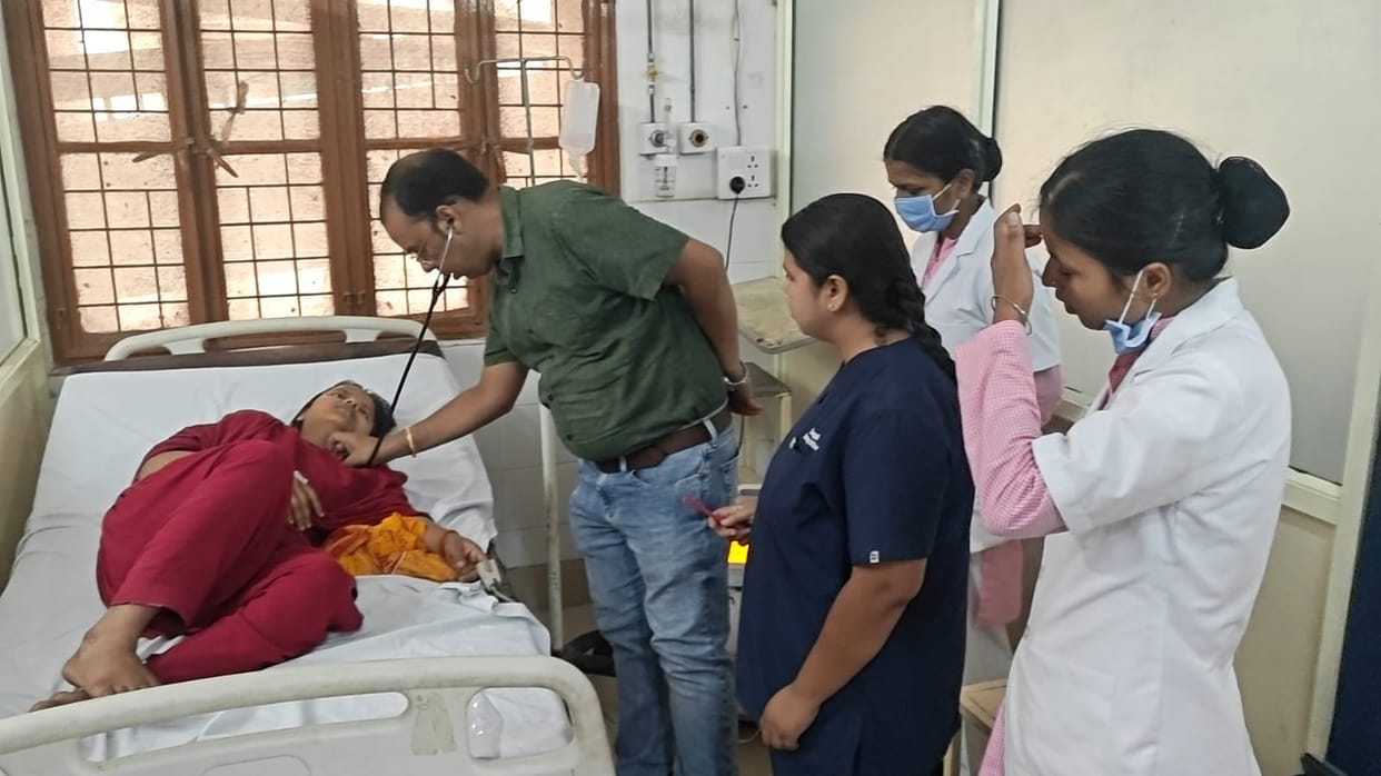 Snake Bites 19 year old girl Sleeping on Floor Undergoing Treatment at Mela Hospital haridwar News