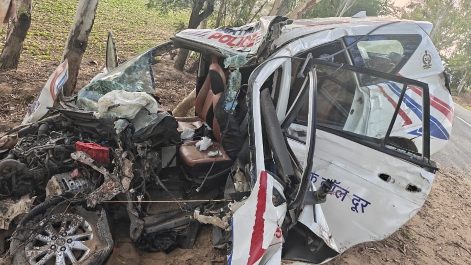 'Dial 112' vehicle collided with tree near Nahrana village in Chopta