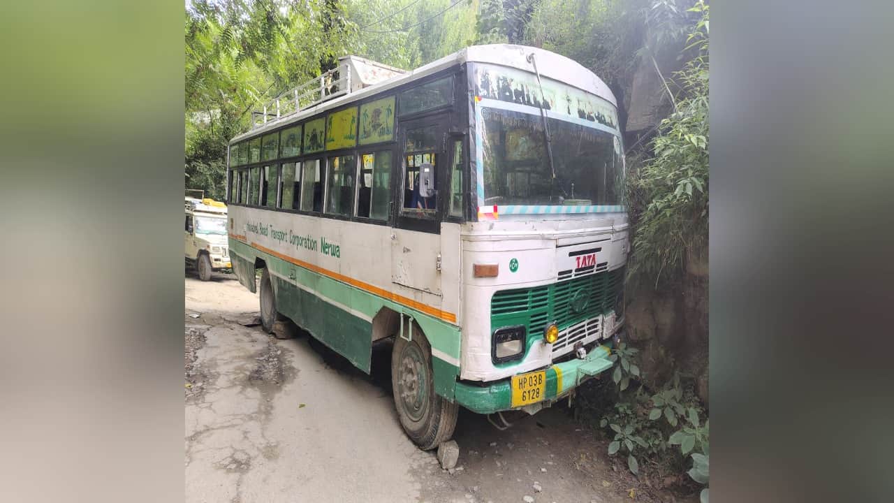 चलती एचआरटीसी बस की ब्रेक हुई फेल।
