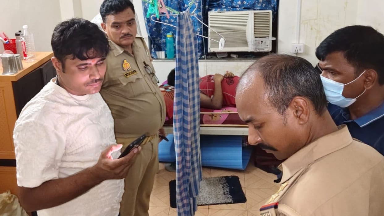 Varanasi News Junior doctor commits suicide IMS-BHU body recovered after breaking down door police arrive