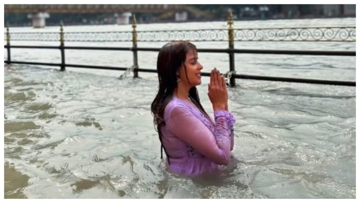 Genelia Deshmukh takes a dip in the Ganga she remembered Navra Riteish on Vat Purnima