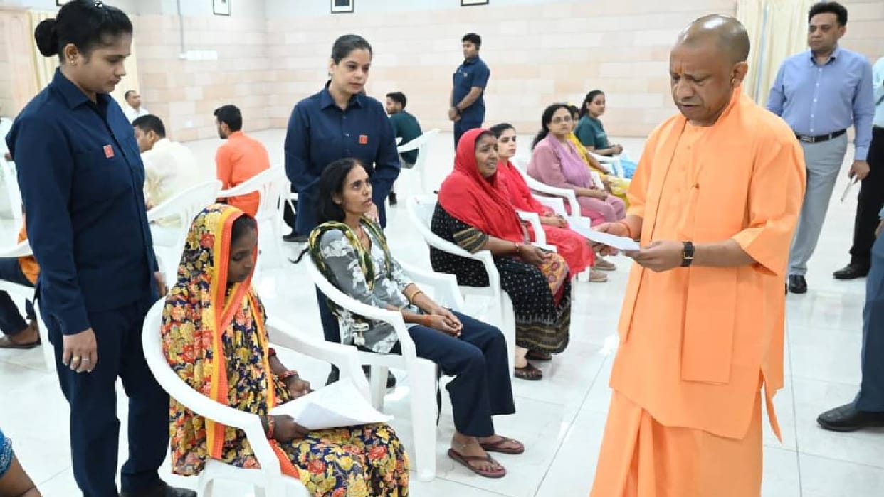 Janata Darshan: CM Yogi said, "Go home without worry; we will ensure the proper resolution of every matter."