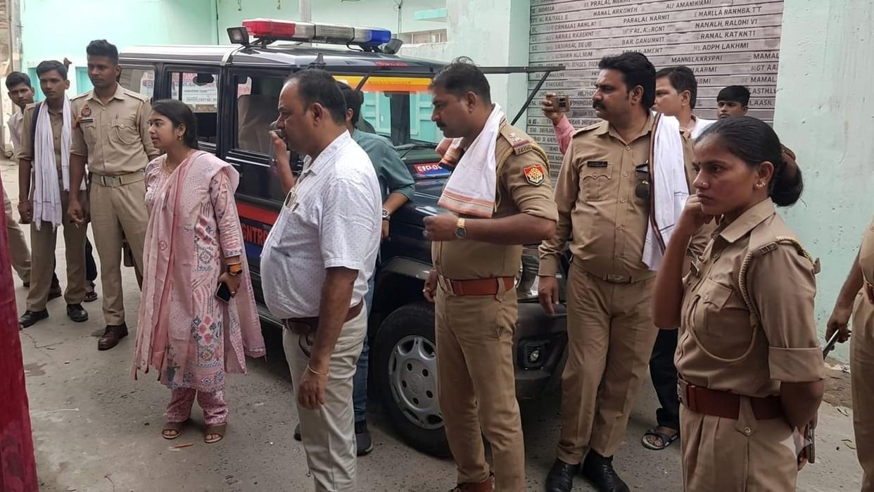 Jhansi: Unregistered clinic sealed; medical equipment recovered from the site.