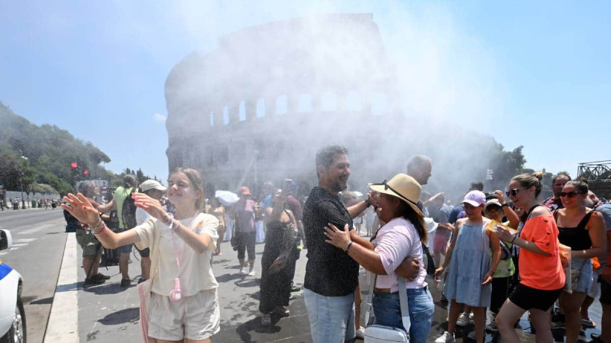 extreme heat in europe germany berlin police uses water cannons to provide relief video viral
