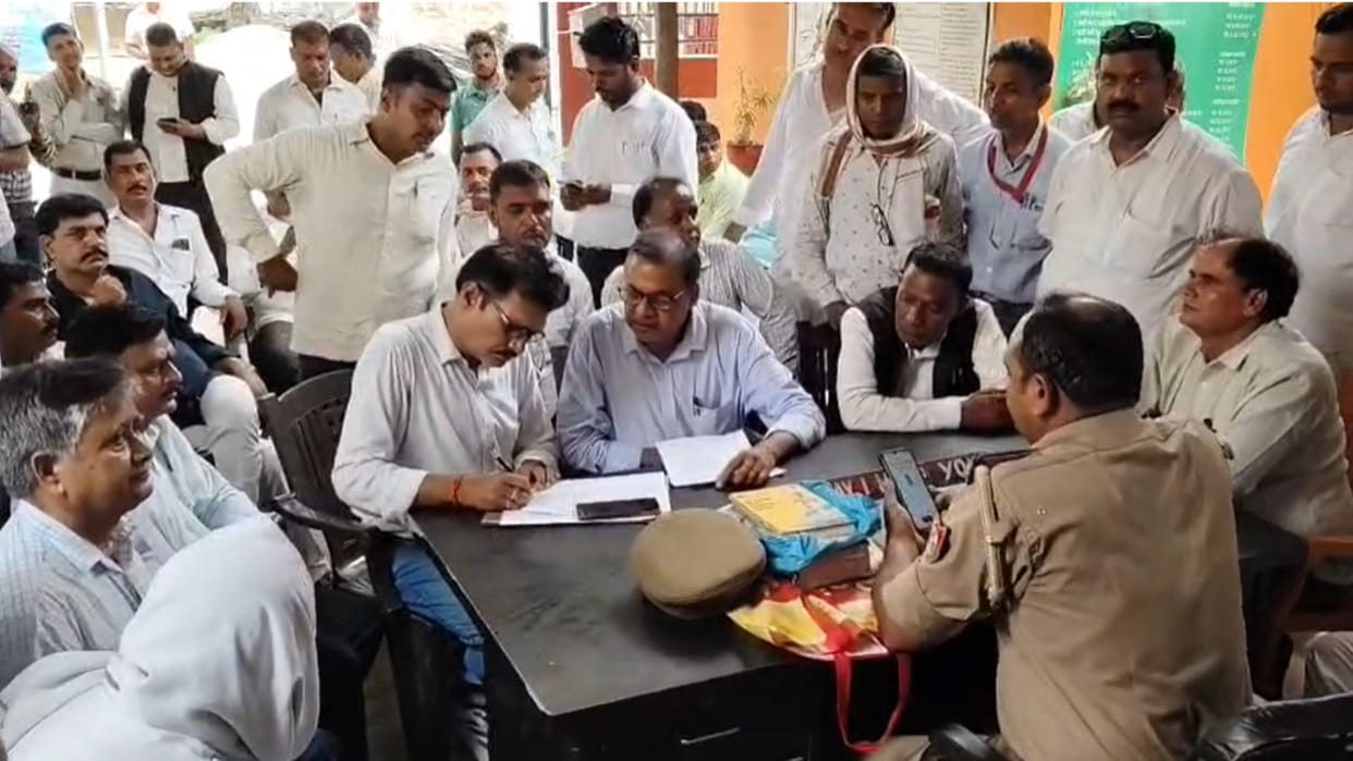 Commotion in Sakaldiha Tehsil following an assault clerk attacks lawyer in chandauli