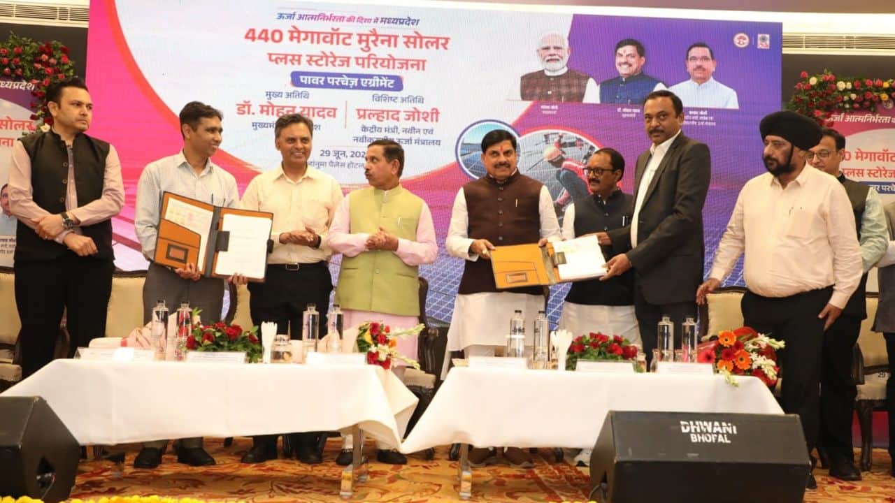 मुख्यमंत्री डॉ. मोहन यादव और केंद्रीय मंत्री प्रह्लाद जोशी