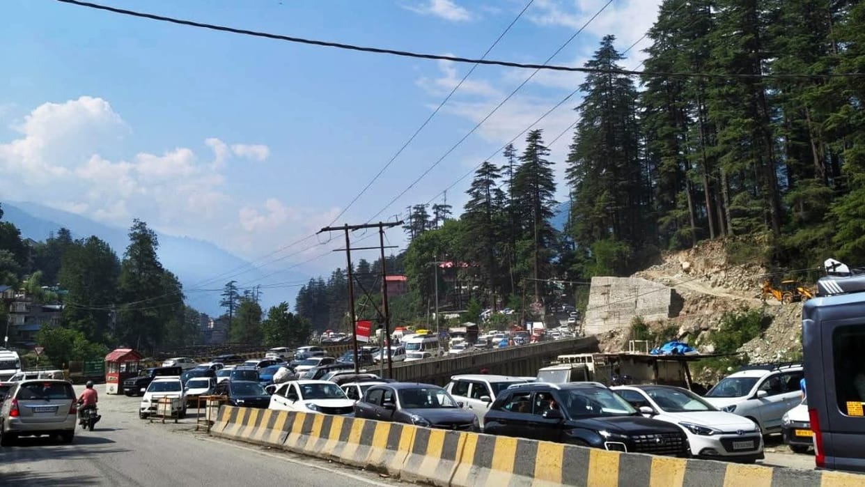 manali traffic jam tourist rush weekend himachal