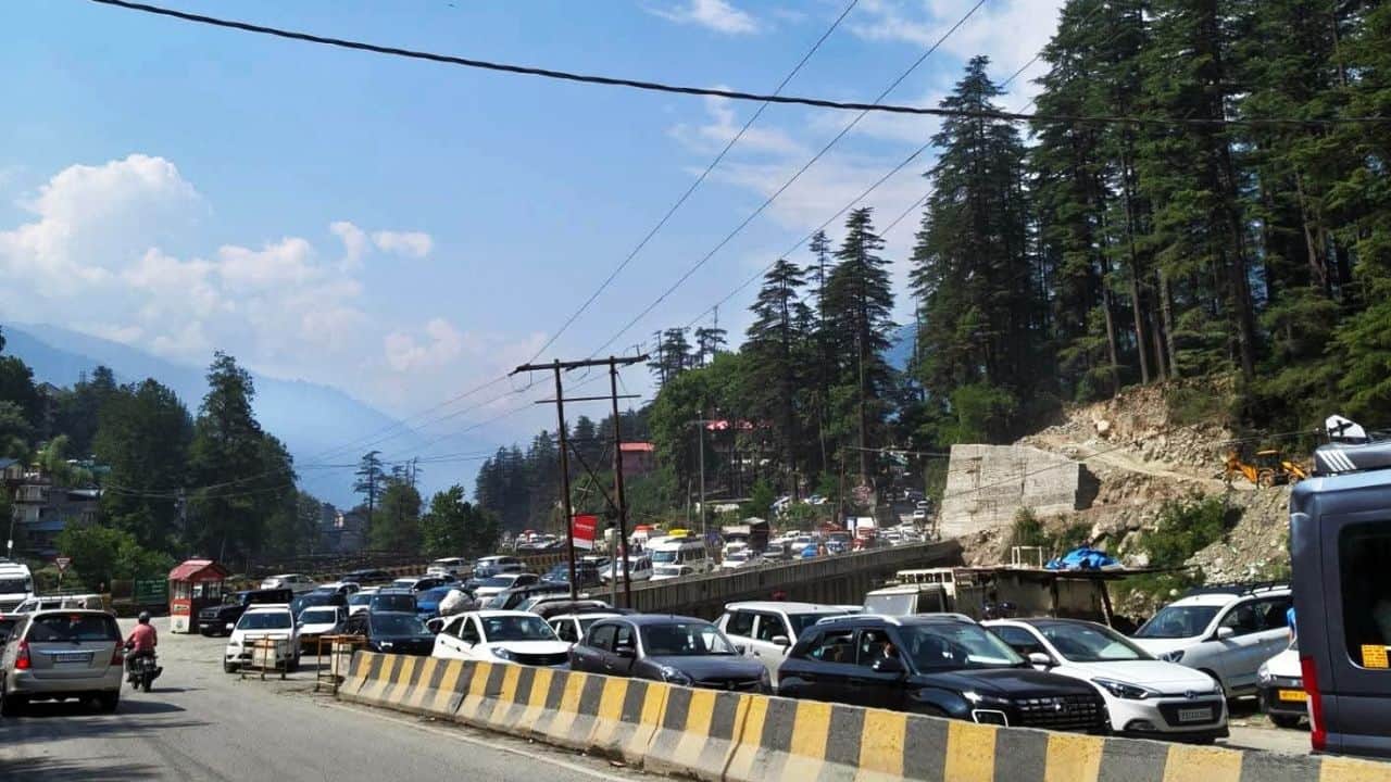 मनाली में लगा पर्यटक वाहनों का लंबा जाम।