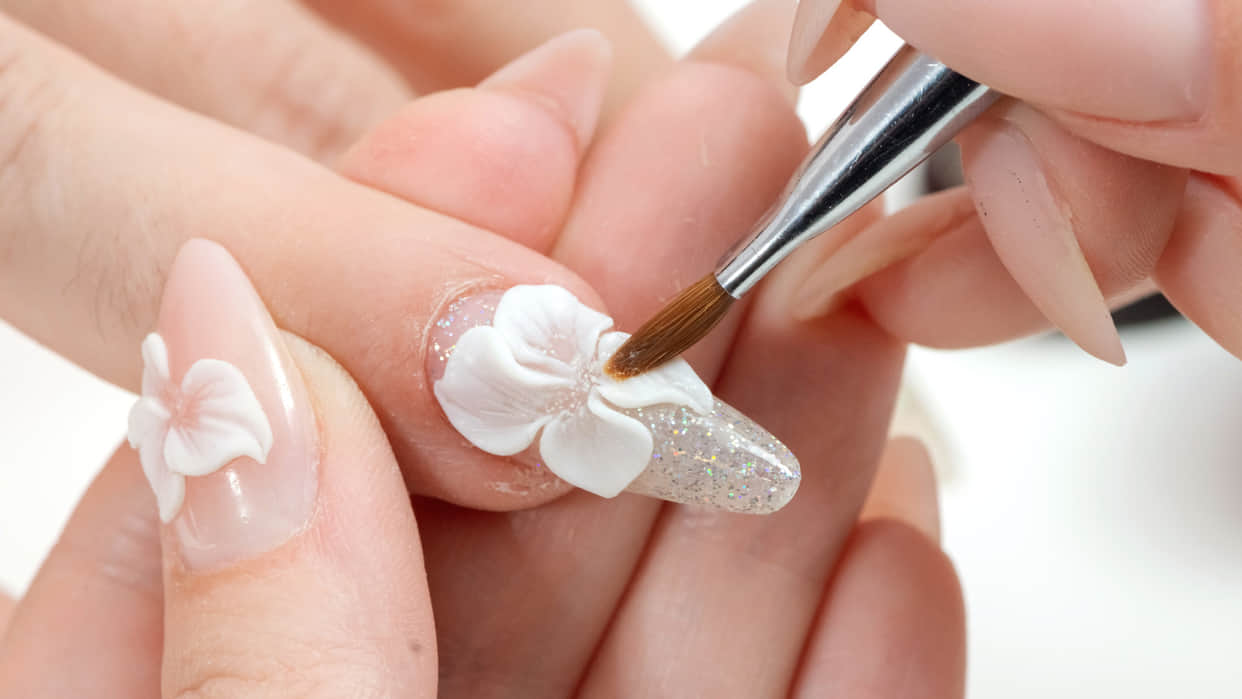 Vietnam woman is earning 10 lakh a month in Dubai through nail art viral video