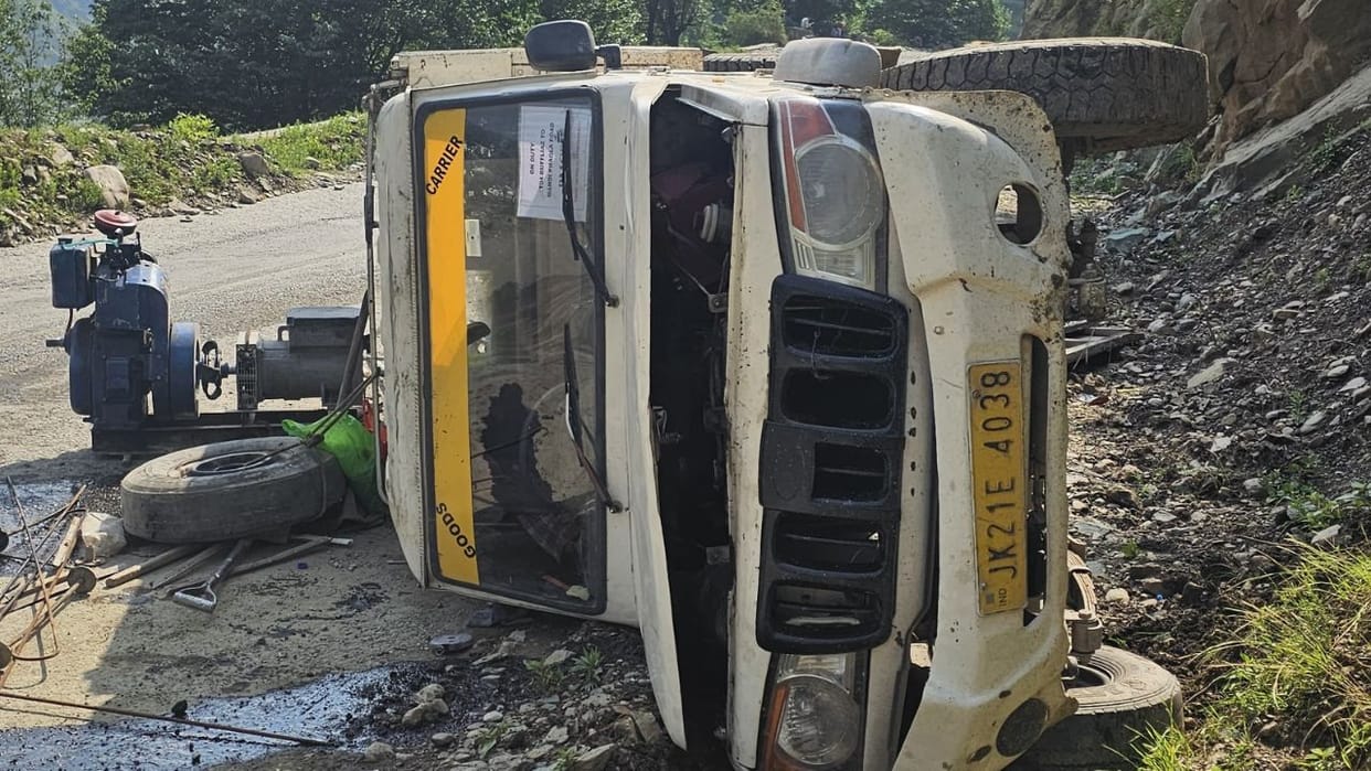 Vehicle overturns after going out of control; seven laborers injured.