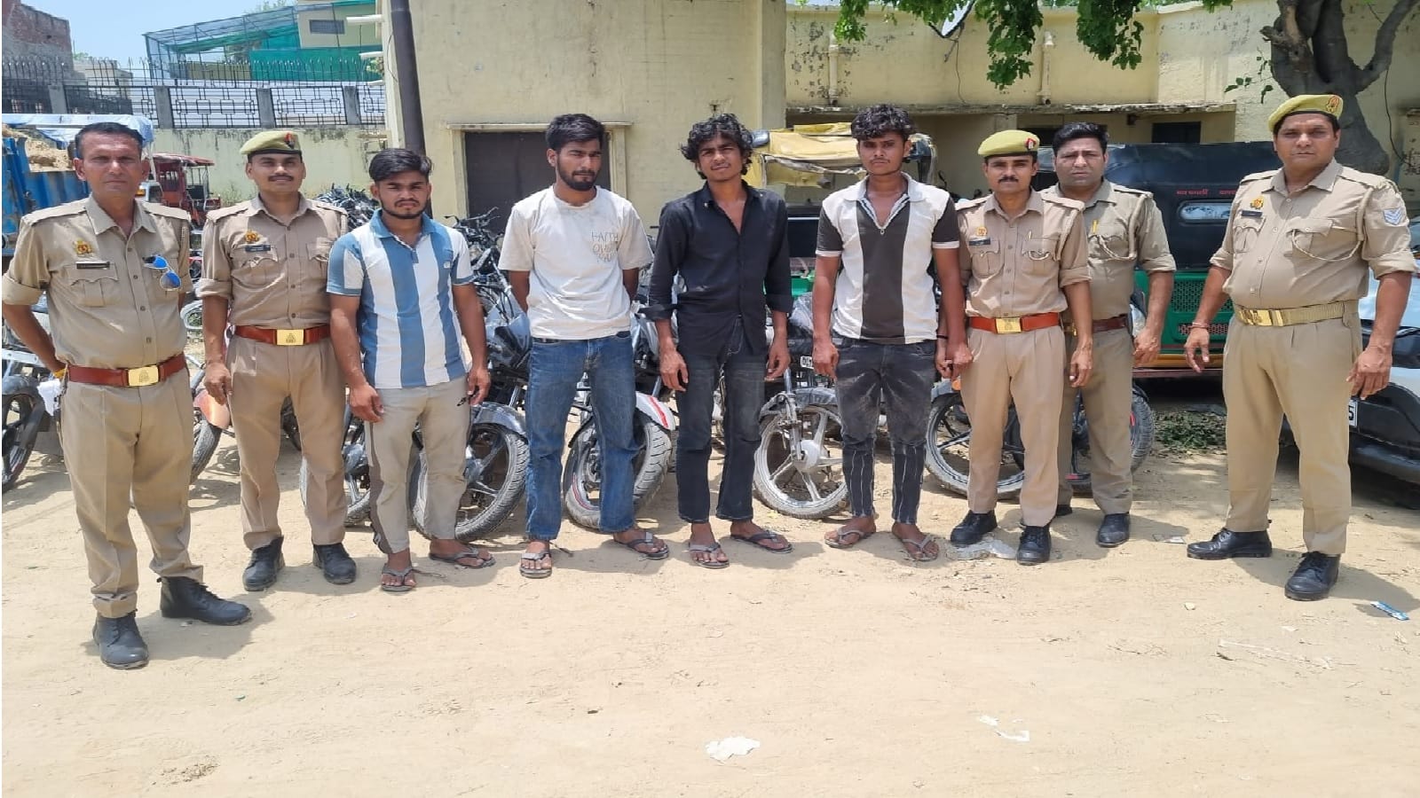 पुलिस की गिरफ्त में आरोपी