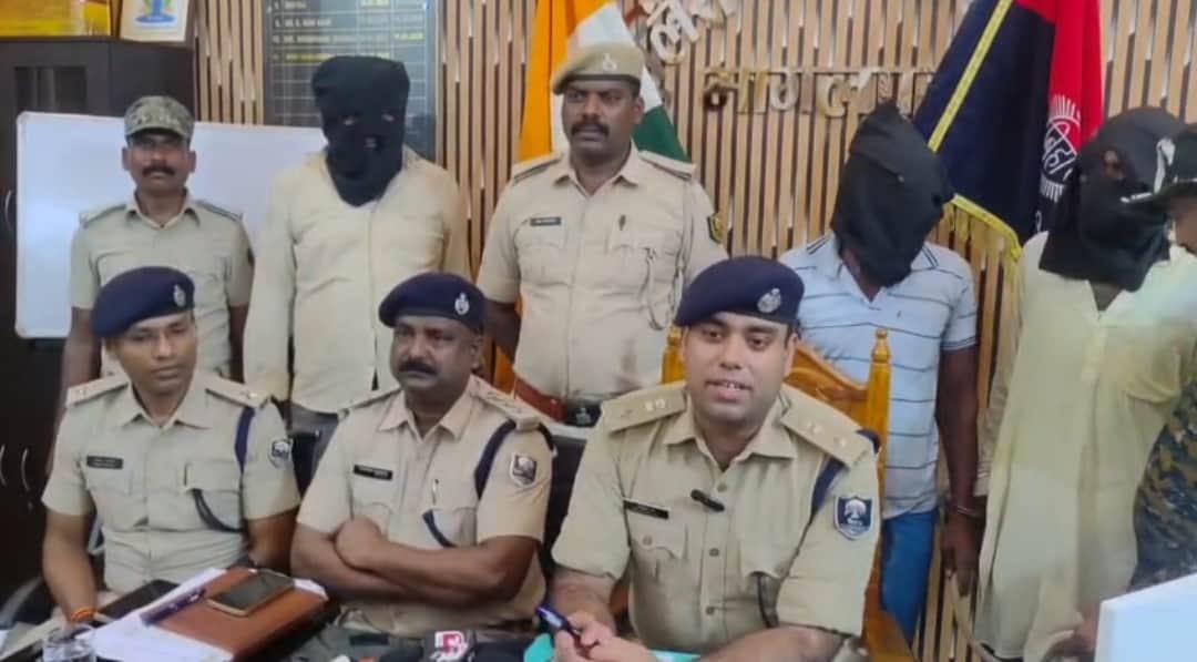 पुलिस की गिरफ्त में आरोपी