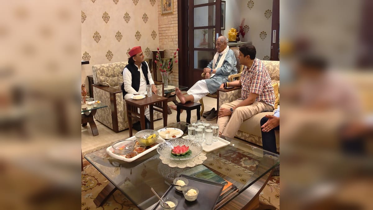 Akhilesh Yadav In Prayagraj : 2027 के रण फतह के लिए मुलायम के करीबियों से लिया आशीर्वाद