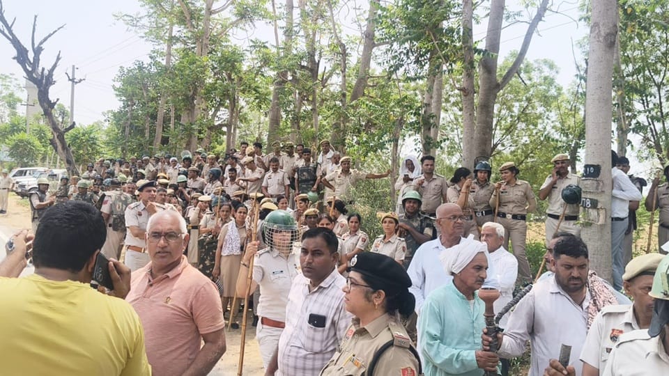 मनीषा के पिता संजय को कुडलवास में पुलिस ने रोका