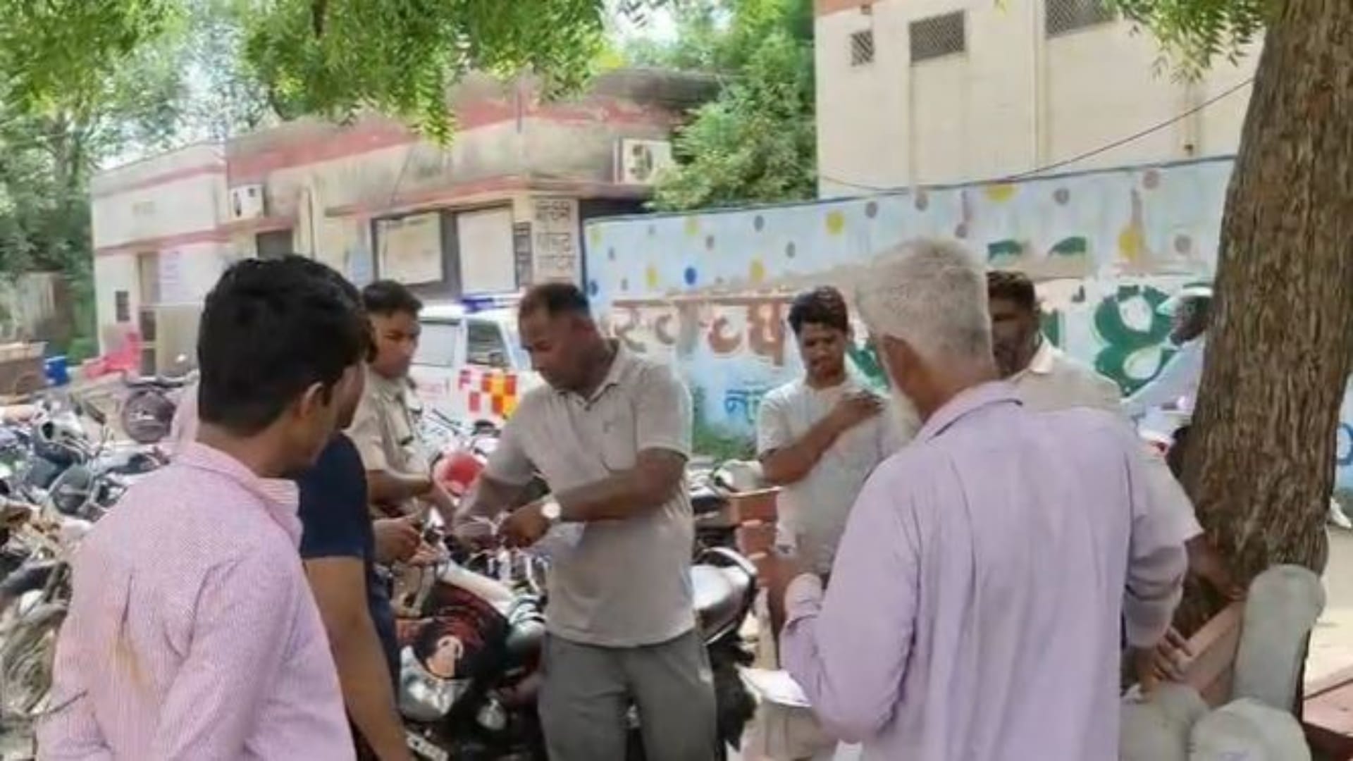 अस्पताल परिसर में जमा परिजन