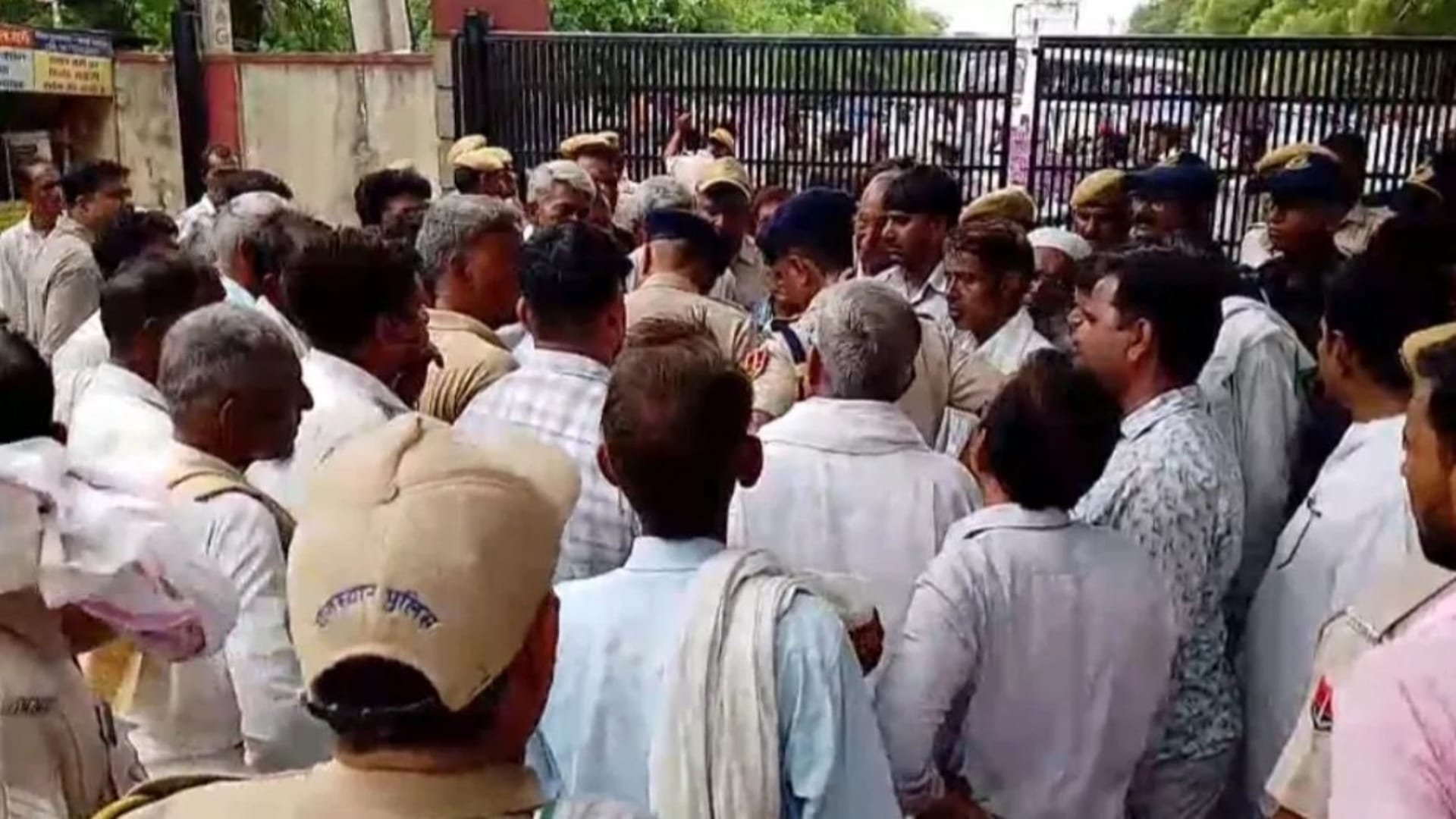 थाने में हुई मारपीट को लेकर प्रदर्शन