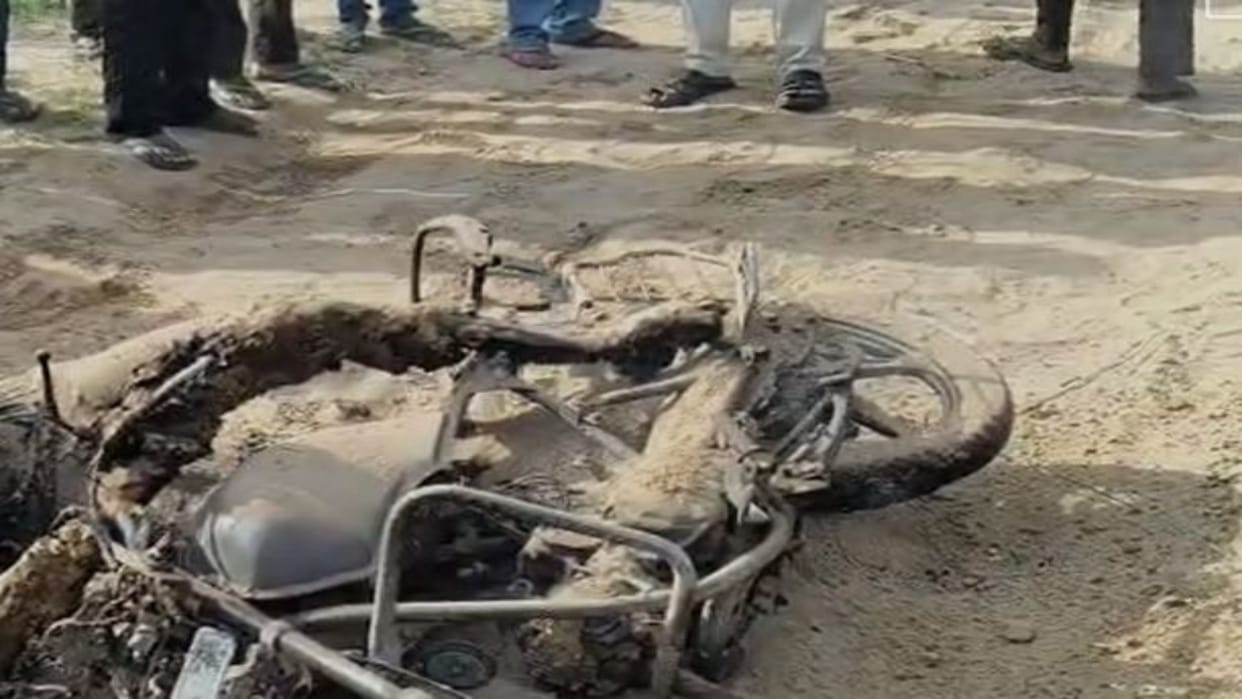 Karauli News: Three Friends Electrocuted After 11 kV Power Line Falls on Road, Motorcycle Gutted in Fire