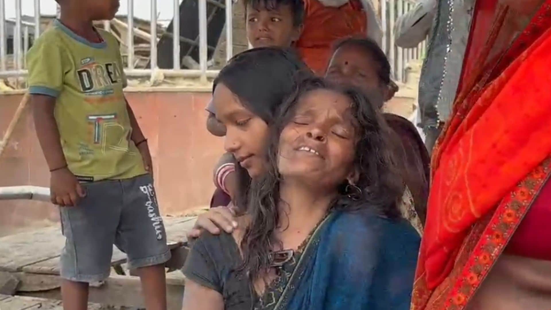 रोते बिलखते परिजन