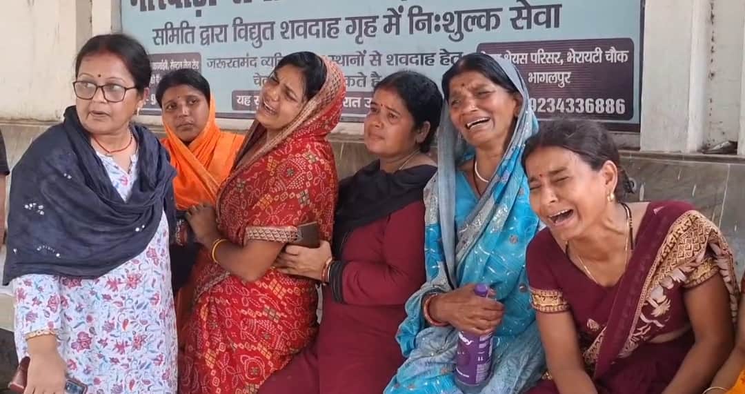 रोते बिलखते परिजन