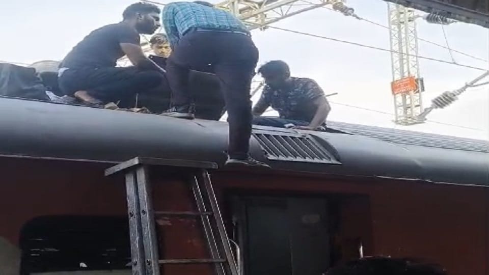 Passengers Protest After AC Failure Delays Sachkhand Express at Agra Cantt