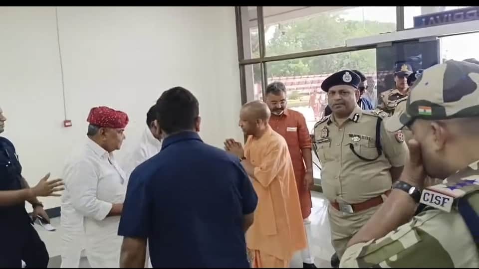 सीएम योगी और पगड़ी में विधायक बाबूलाल