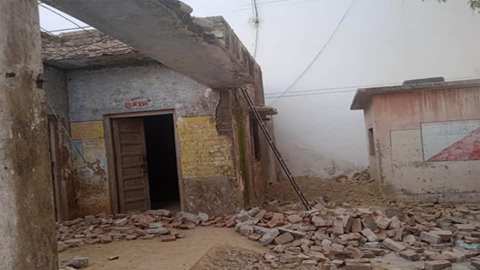 Etawah: Roof collapses suddenly while demolishing a condemned tehsil building; laborer dies