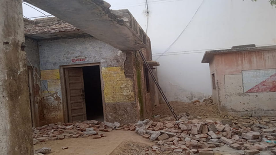 Etawah: Roof collapses suddenly while demolishing a condemned tehsil building; laborer dies