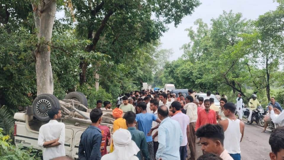 Bolero rams head on into bike in Sitapur two youths from same village died two critically injured