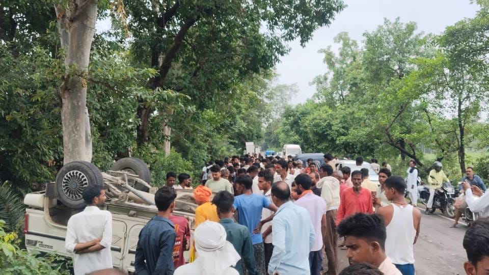Bolero rams head on into bike in Sitapur two youths from same village died two critically injured
