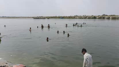 यमुना में स्नान करते लोग