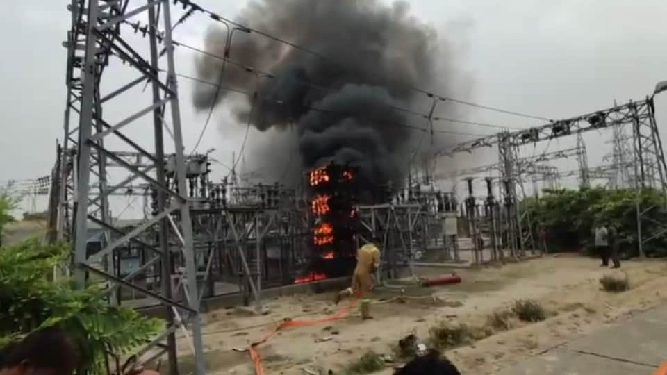 आग बुझाते दमकलकर्मी