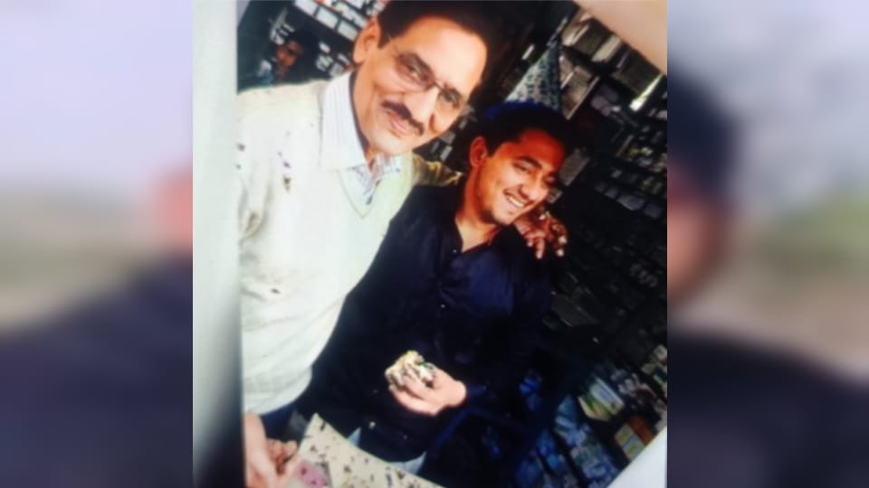 पिता देवराज मलिक के साथ आयुष मलिक।