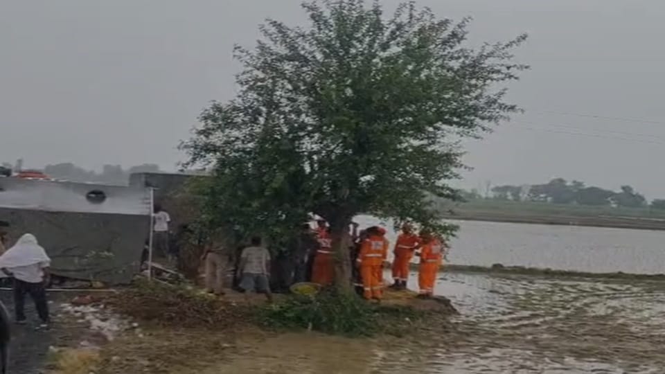 बच्चे को बचाने की कोशिश नाकाम।