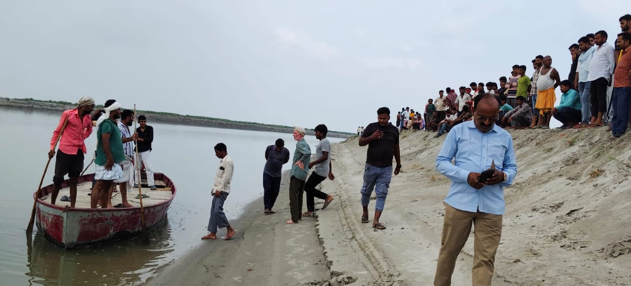 Accident in Ayodhya: Three women drown in river; search underway for two young women.