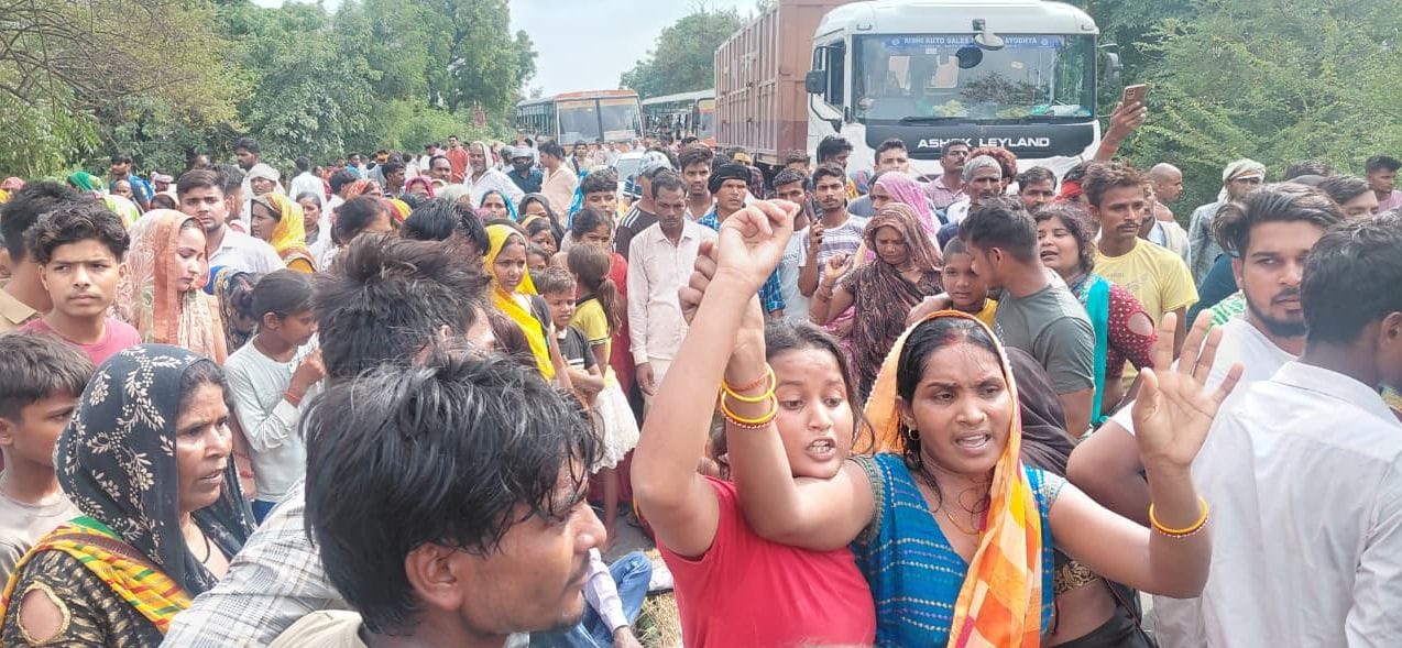 शव हाइवे पर रखकर लगा दिया जाम।