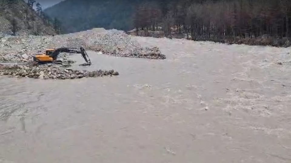 Uttarkashi: Bhagirathi water level rises; villagers  gripped by fear unable to sleep at night and keeping watc