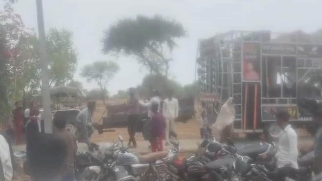 Jhansi: Brother-in-law slapped publicly after his hands were tied with a rope; video goes viral