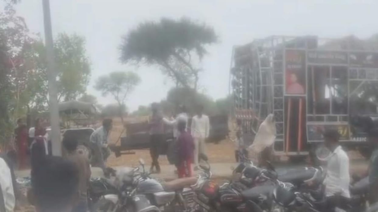 Jhansi: Brother-in-law slapped publicly after his hands were tied with a rope; video goes viral