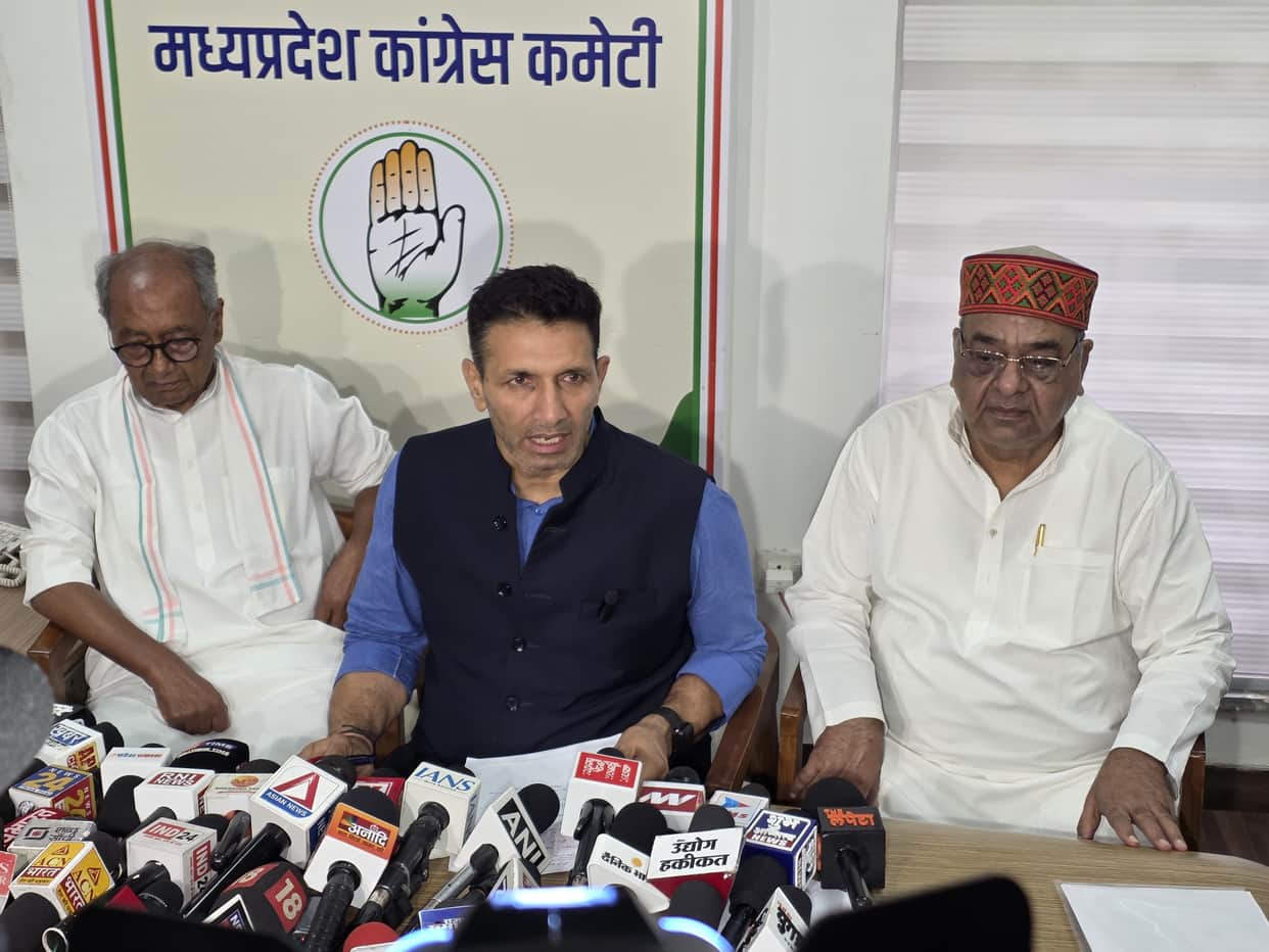Uproar within Congress over Digvijaya's statement: Leaders protest at PAC meeting; Diggi says they are united