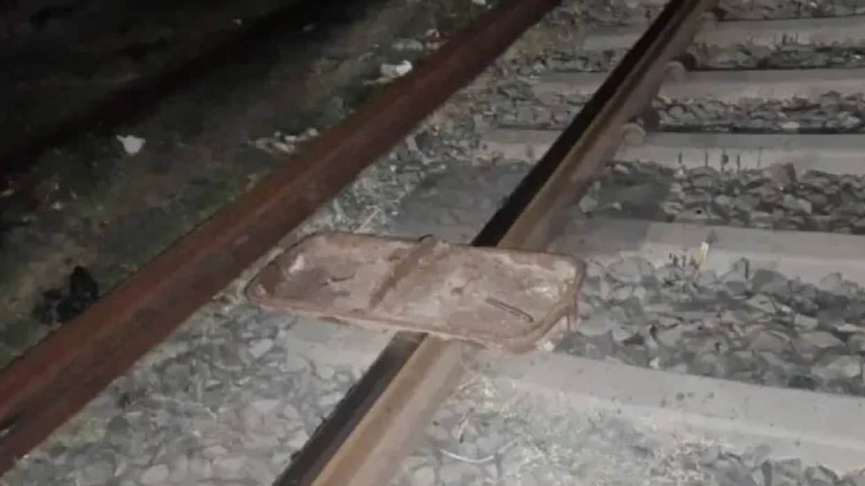Bihar Train Conspiracy Major Sabotage Attempt Foiled After Varanasi Express Driver Spots Obstacles on Tracks