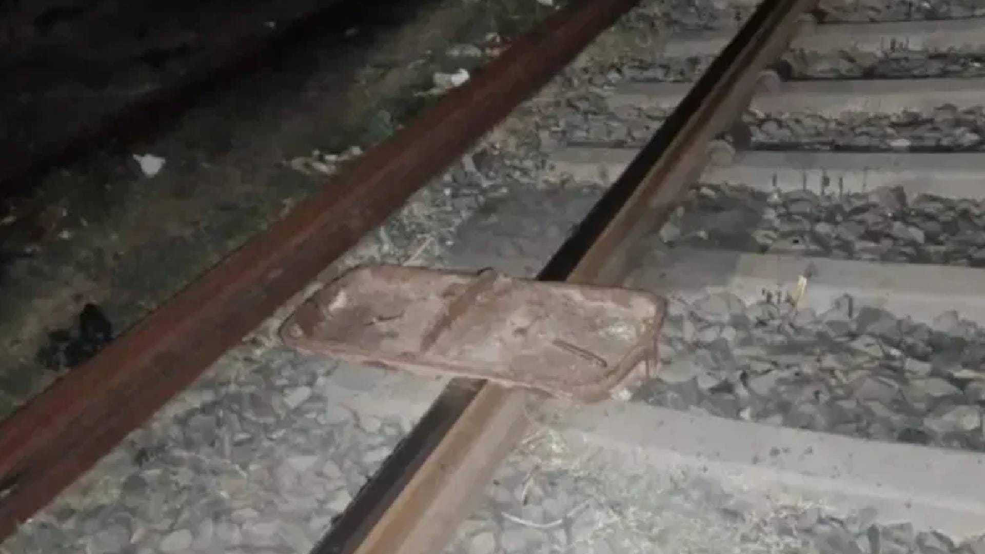 गयाजी जंक्शन के समीप रेलवे लाइन पर रखा लोहे का प्लेट